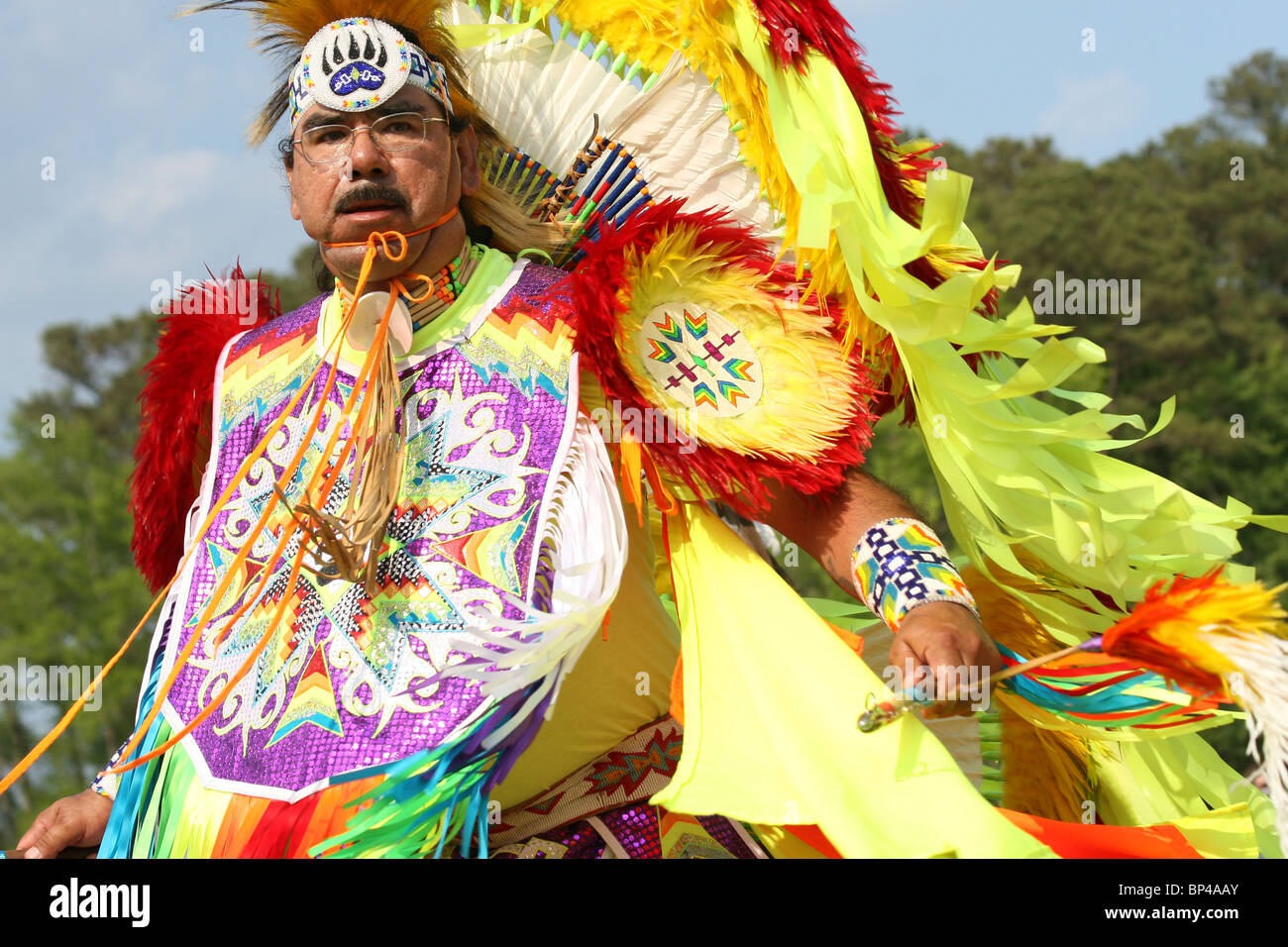 Un homme danse en plein regalia traditionnel à la 8e Escadre Rouge PowWow de Virginia Beach, en Virginie. Banque D'Images