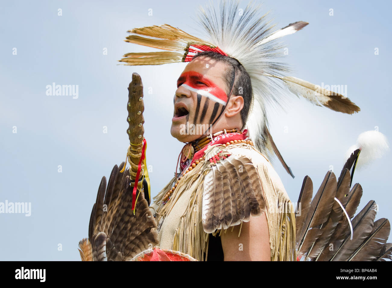 Native American regalia traditionnels à la 8e Escadre Rouge PowWow de Virginia Beach, Virginia Banque D'Images
