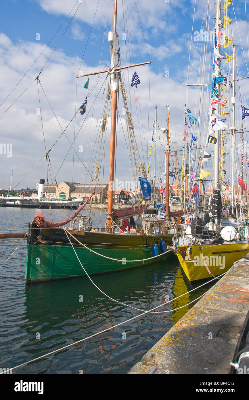 Hartlepool Marina. La recherche à travers l'un des voiliers dans le port de plaisance pour la course des grands voiliers 2010. Banque D'Images