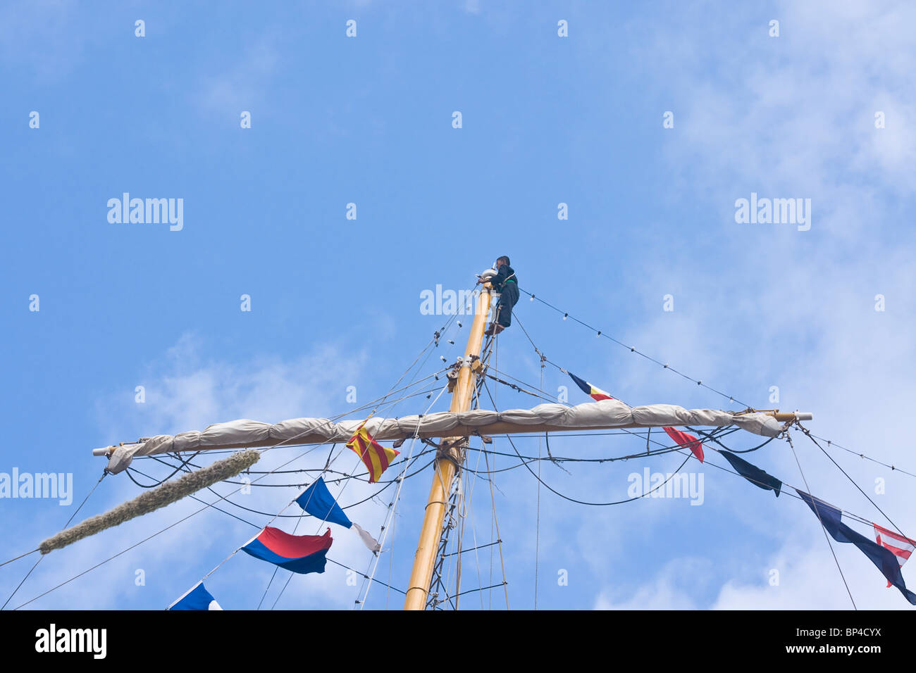 Marin en haut de l'formast du voilier trois-mâts barque-goélette le Dewaruci appartenant à la marine indonésienne. Banque D'Images