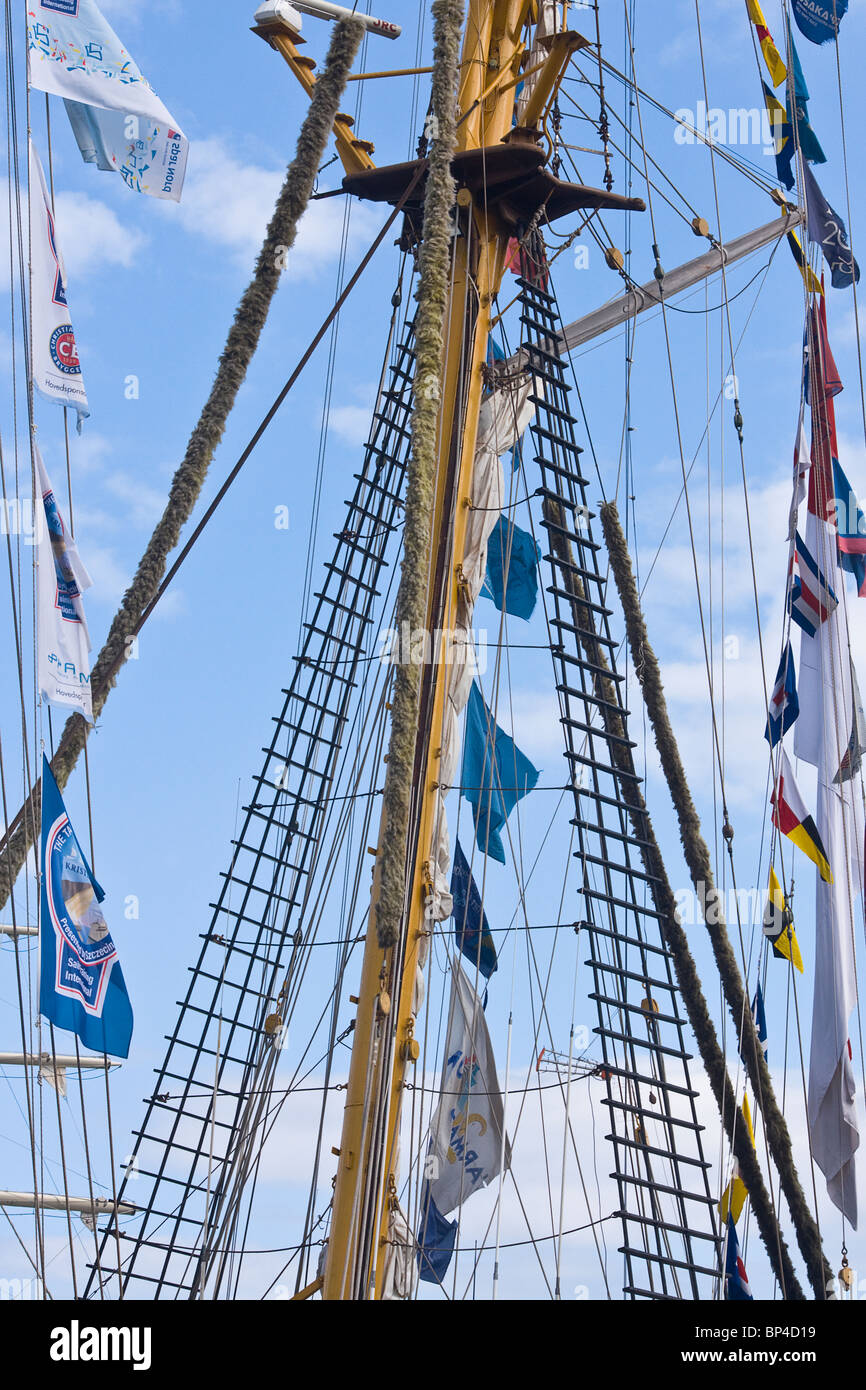 Le mât arrière d'un voilier trois-mâts barque-goélette ( Le Dewaruci) appartenant à la marine indonésienne. Course des grands voiliers, Hartlepool, 2010 Banque D'Images