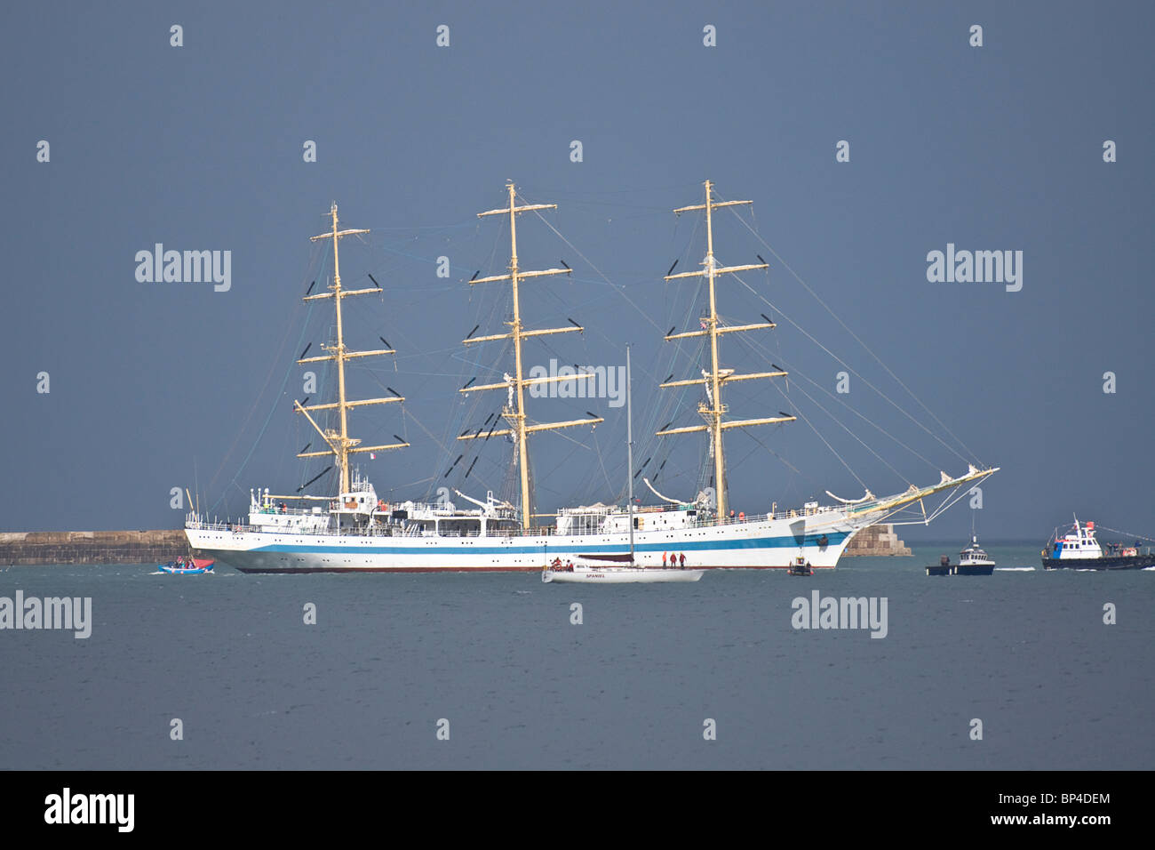 Grand voile navire quittant le port de Victoria à Hartlepool au cours de la 2010 Tall Ships' Race. Banque D'Images