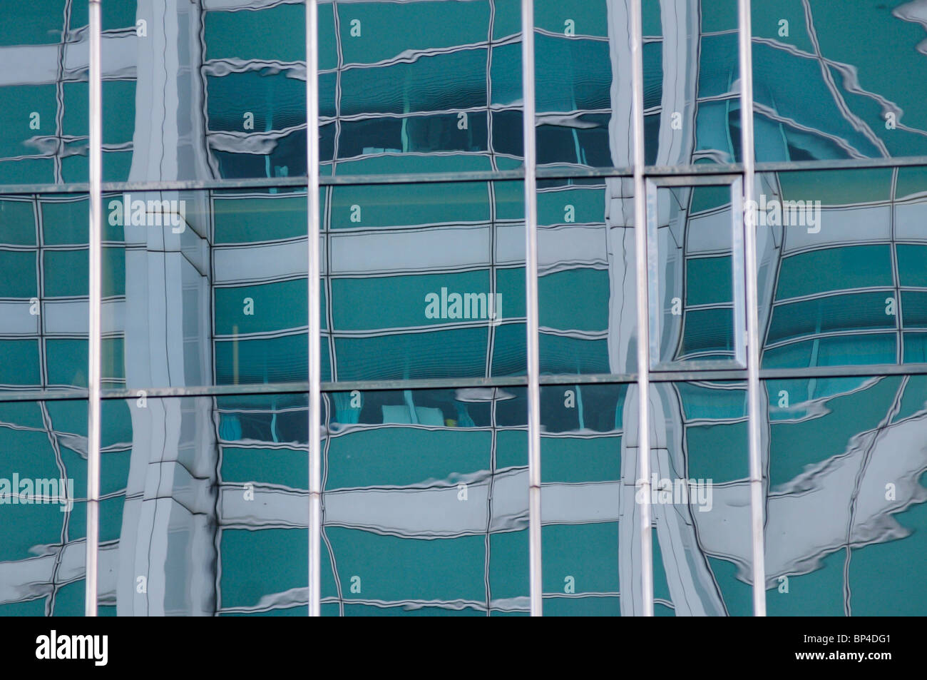 Réflexion abstraite d'immeubles de bureaux, d'Euston Road, London, England, UK Banque D'Images