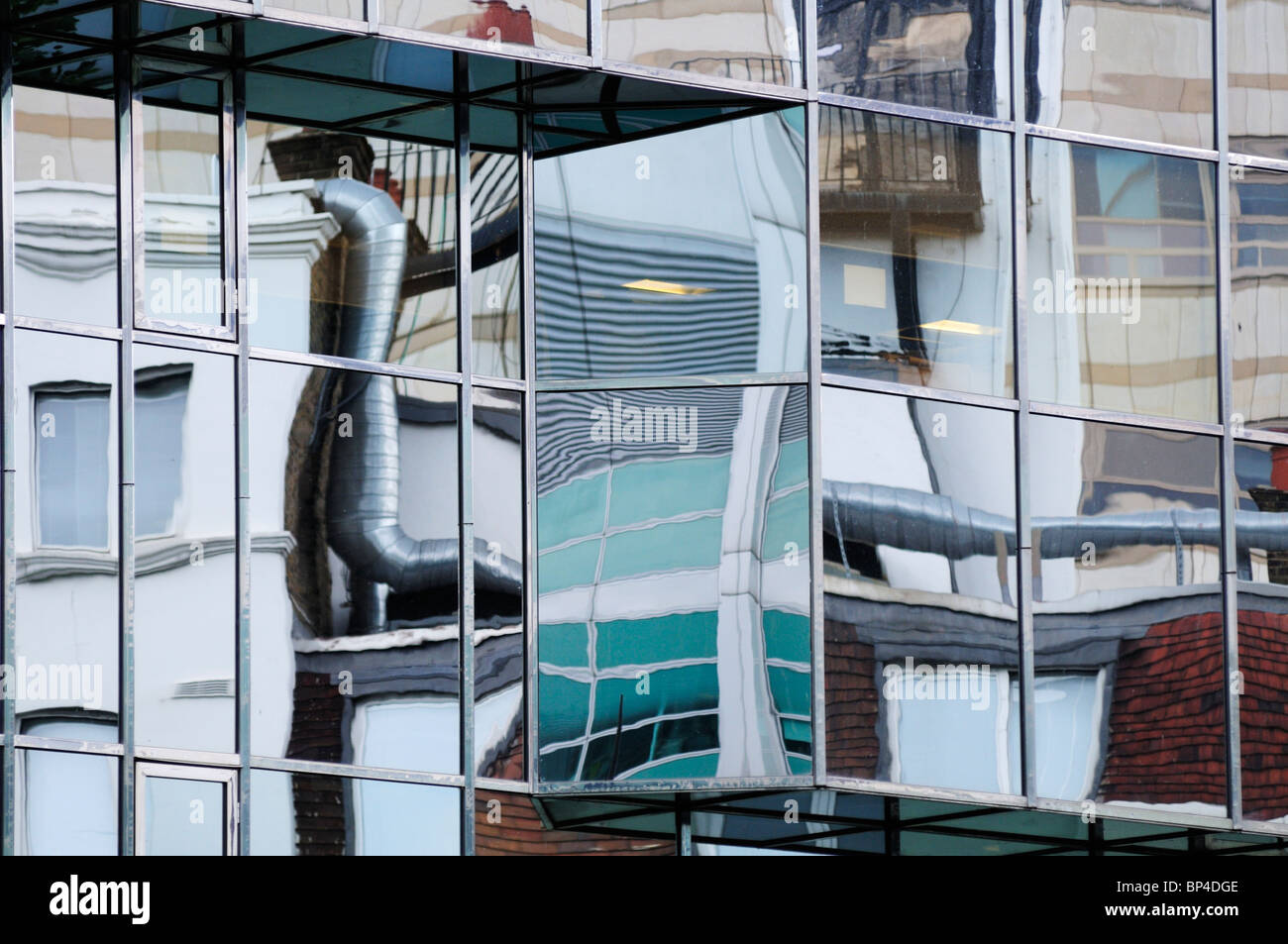 Réflexion abstraite colorée d'immeubles de bureaux, d'Euston Road, London, England, UK Banque D'Images