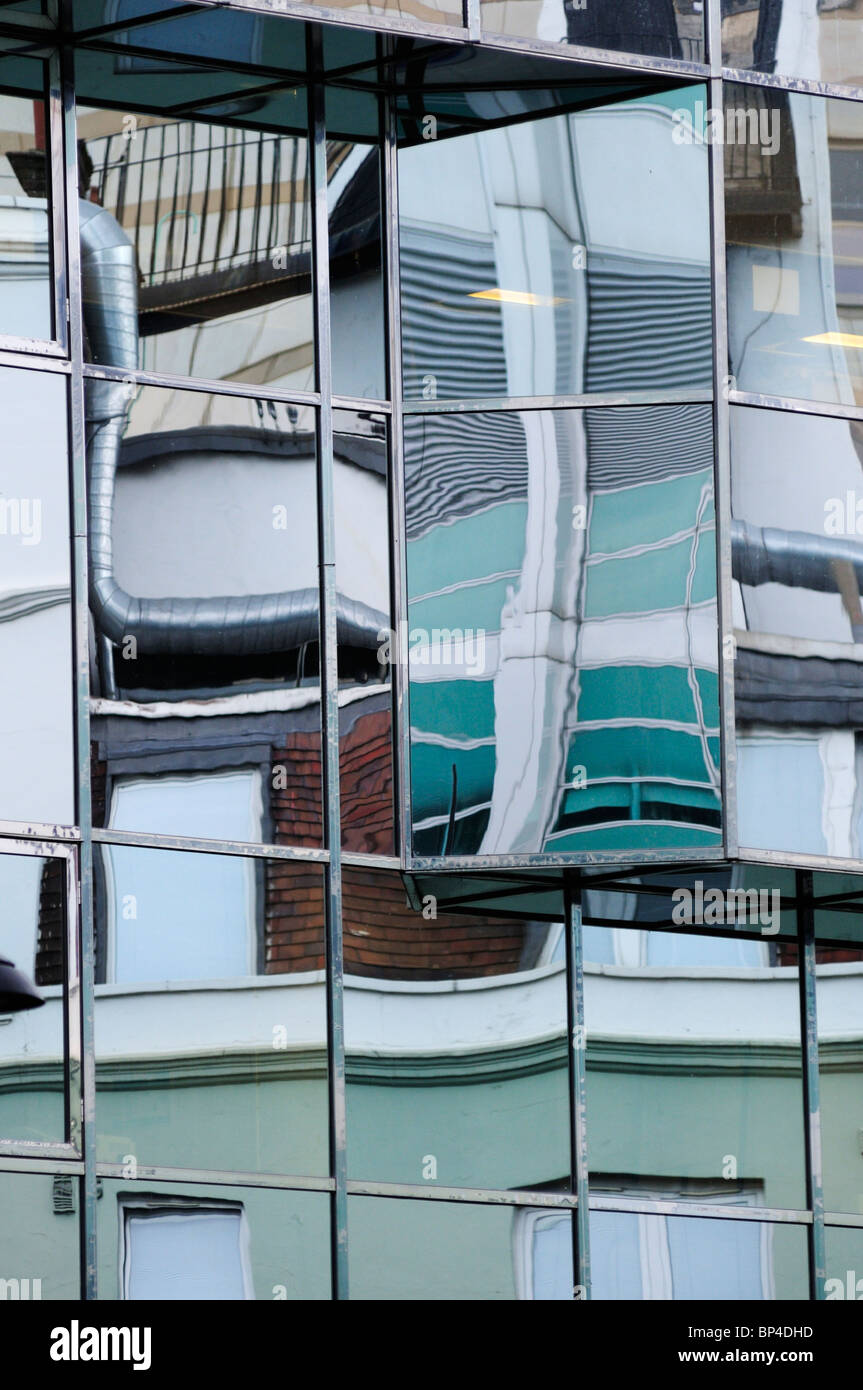 Réflexion abstraite colorée d'immeubles de bureaux, d'Euston Road, London, England, UK Banque D'Images