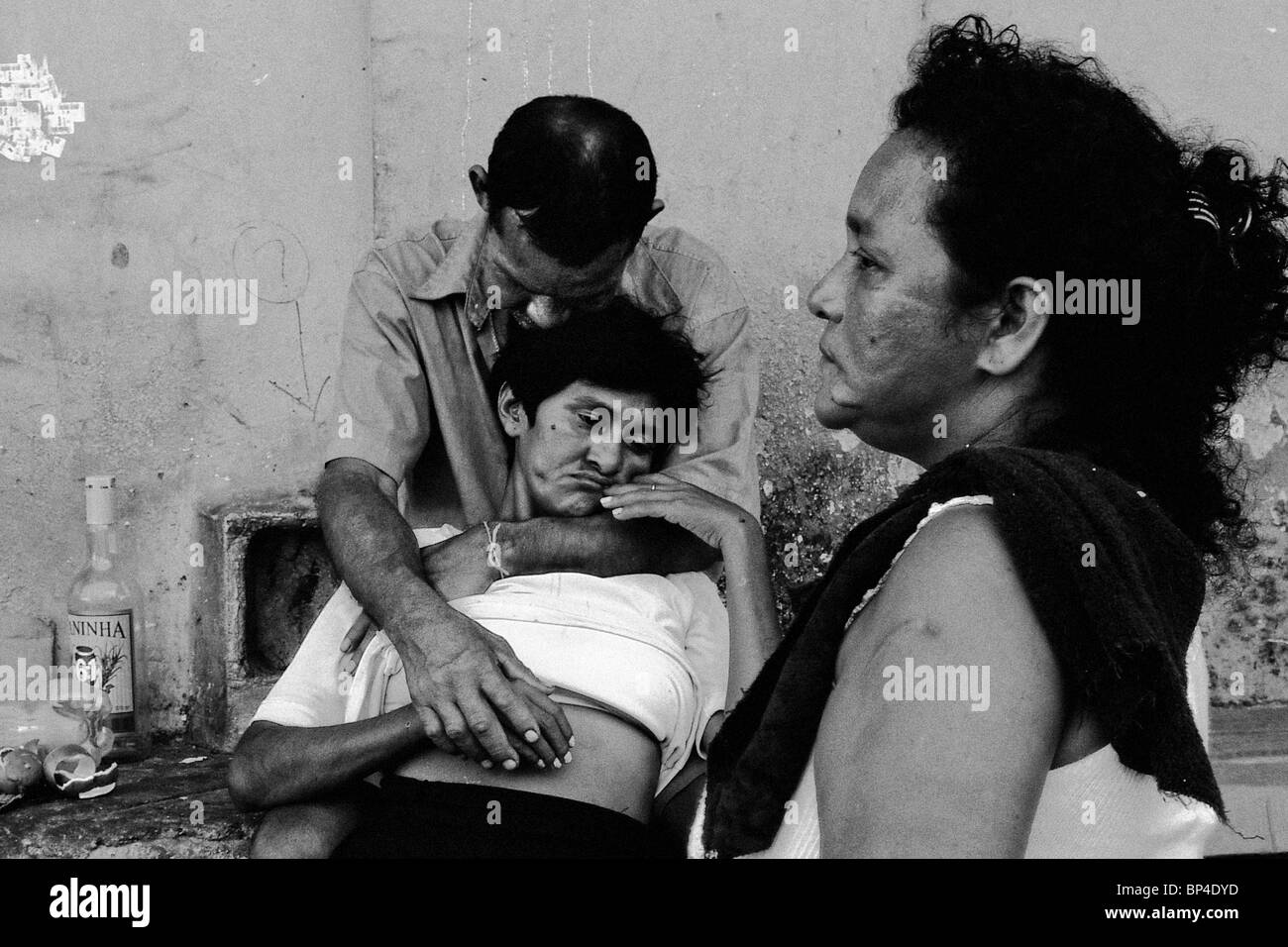 Les personnes qui boivent cachaca brésilienne dans le port de Manaus, un carrefour industriel profondément dans la jungle amazonienne du Brésil. Banque D'Images