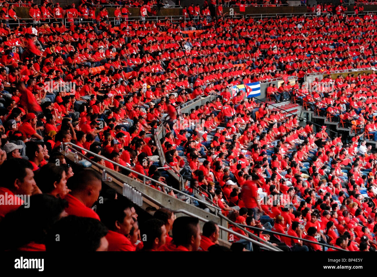 Des milliers de jeunes vénézuéliens pendant le sommet de la circulation sociale et politique à Caracas, Venezuela. Banque D'Images