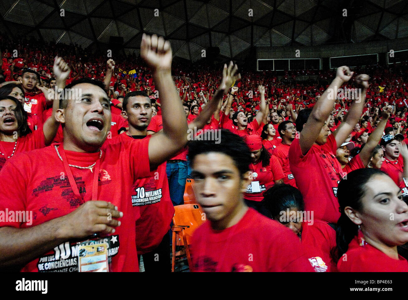 Les membres du front politique exprimant son soutien à la révolution bolivarienne pendant le sommet de Caracas, Venezuela. Banque D'Images