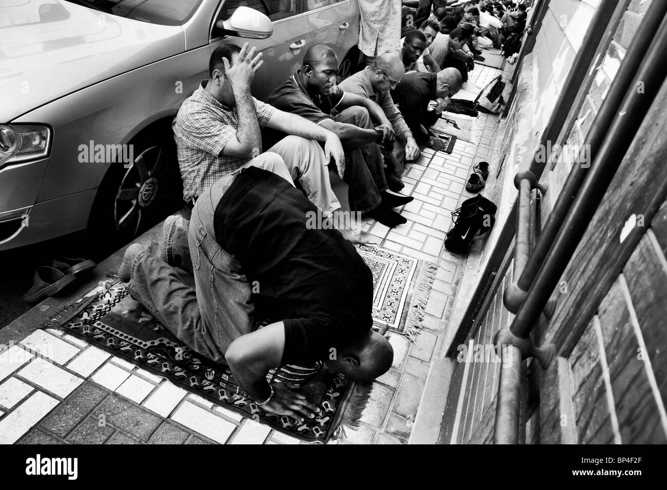 Les musulmans priant pendant le culte de dimanche en face de la mosquée assalam dans le centre de Malaga. Banque D'Images