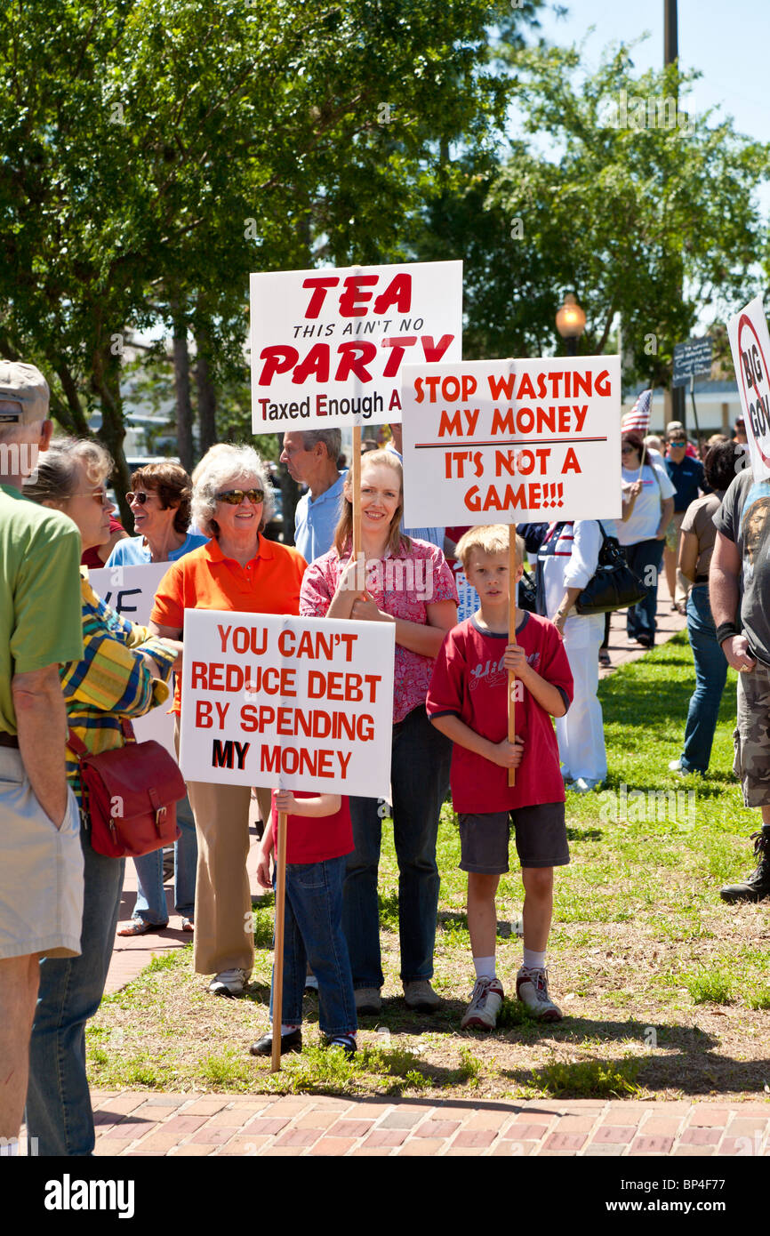 Trois générations de la famille portent des signes de protestation à un événement politique Tea Party à Farran Park à Eustis, Floride Banque D'Images