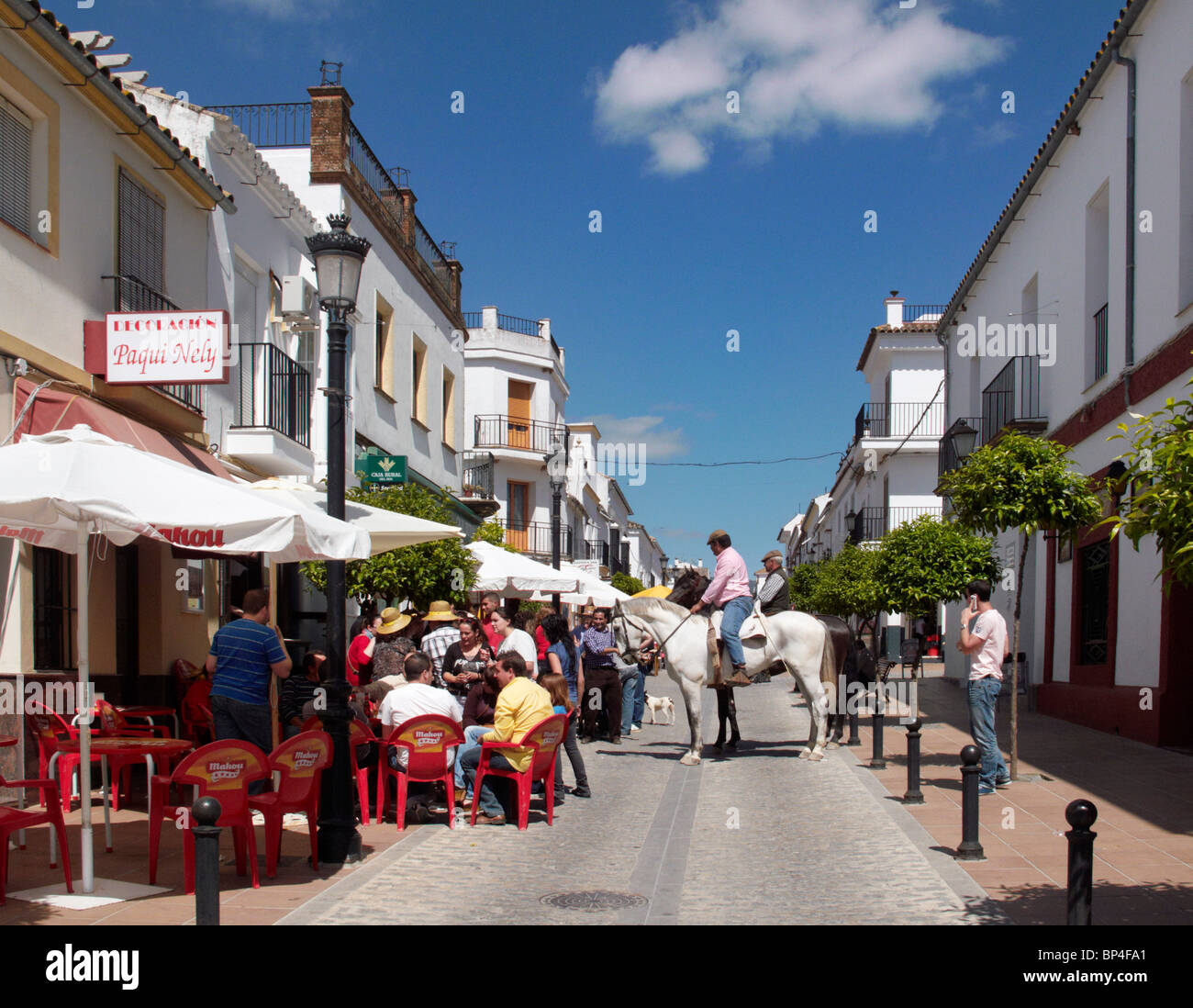 Des hommes à cheval dans le village de Prado del Rey, La Sierra de Cadiz, Andalousie, espagne. Banque D'Images