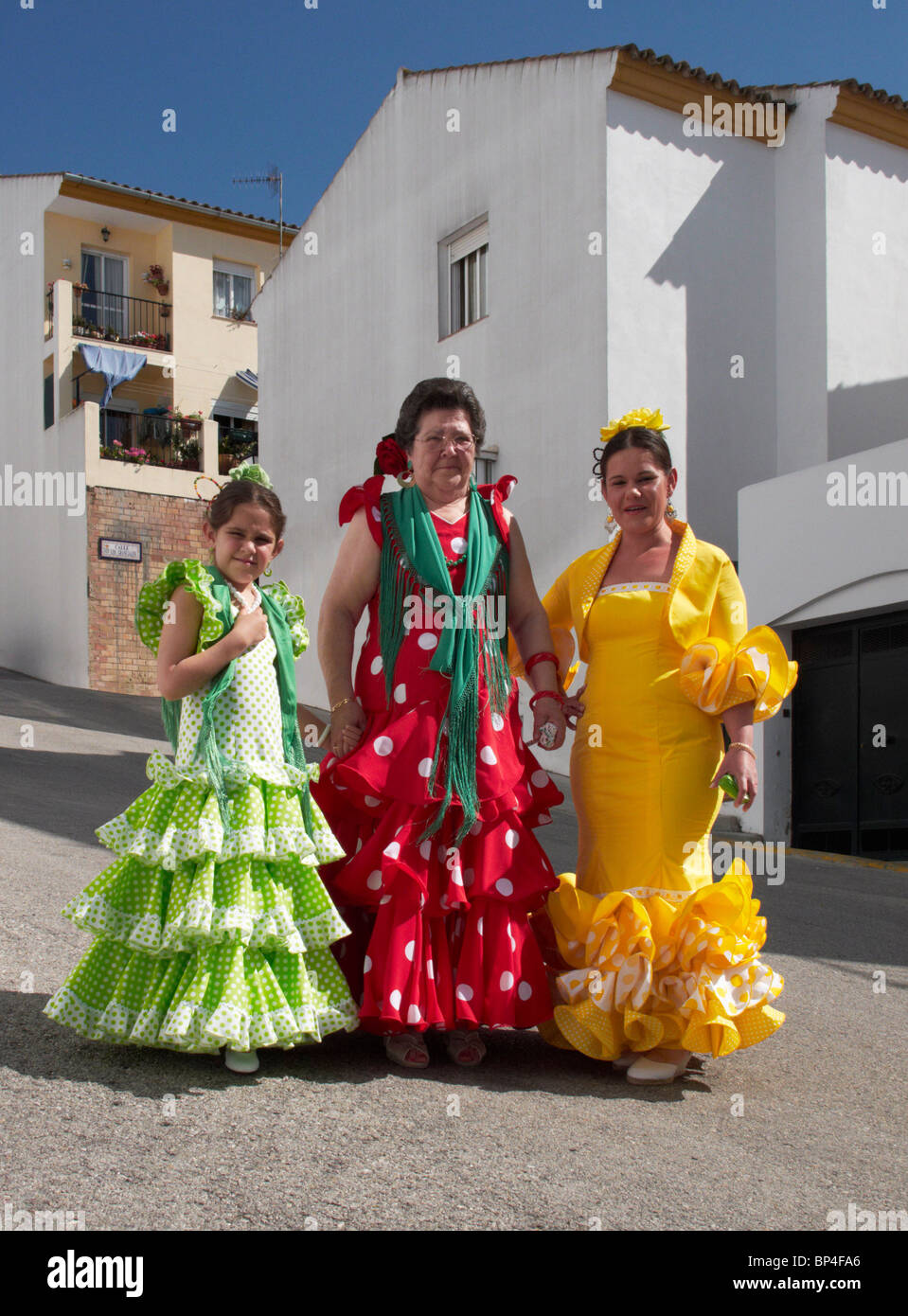 Les femmes en robe flamenco traditionnel. Prado del Rey, La Sierra de Cadiz, Andalousie, espagne. Banque D'Images