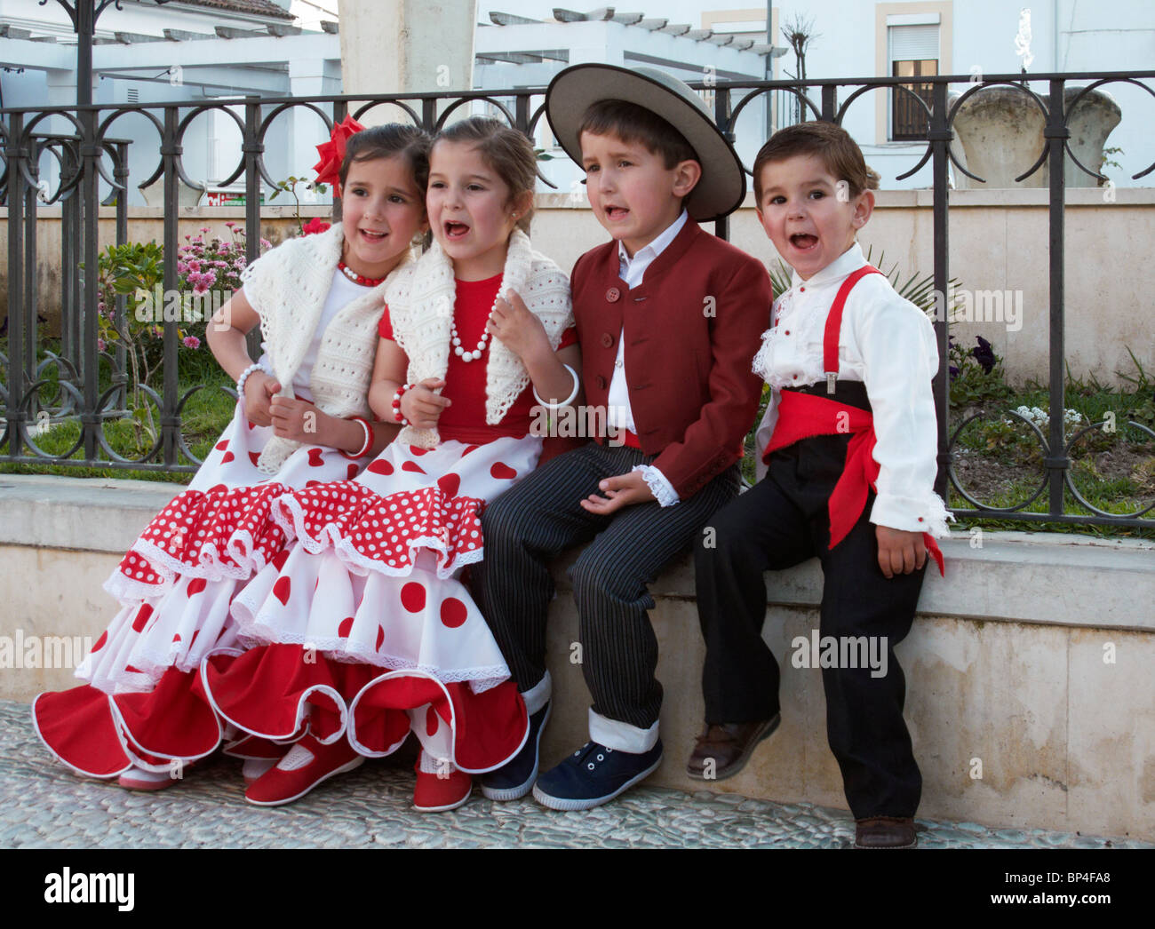 Les enfants en robe traditionnelle espagnole. Prado del Rey, La Sierra de Cadiz, Andalousie, espagne. Banque D'Images