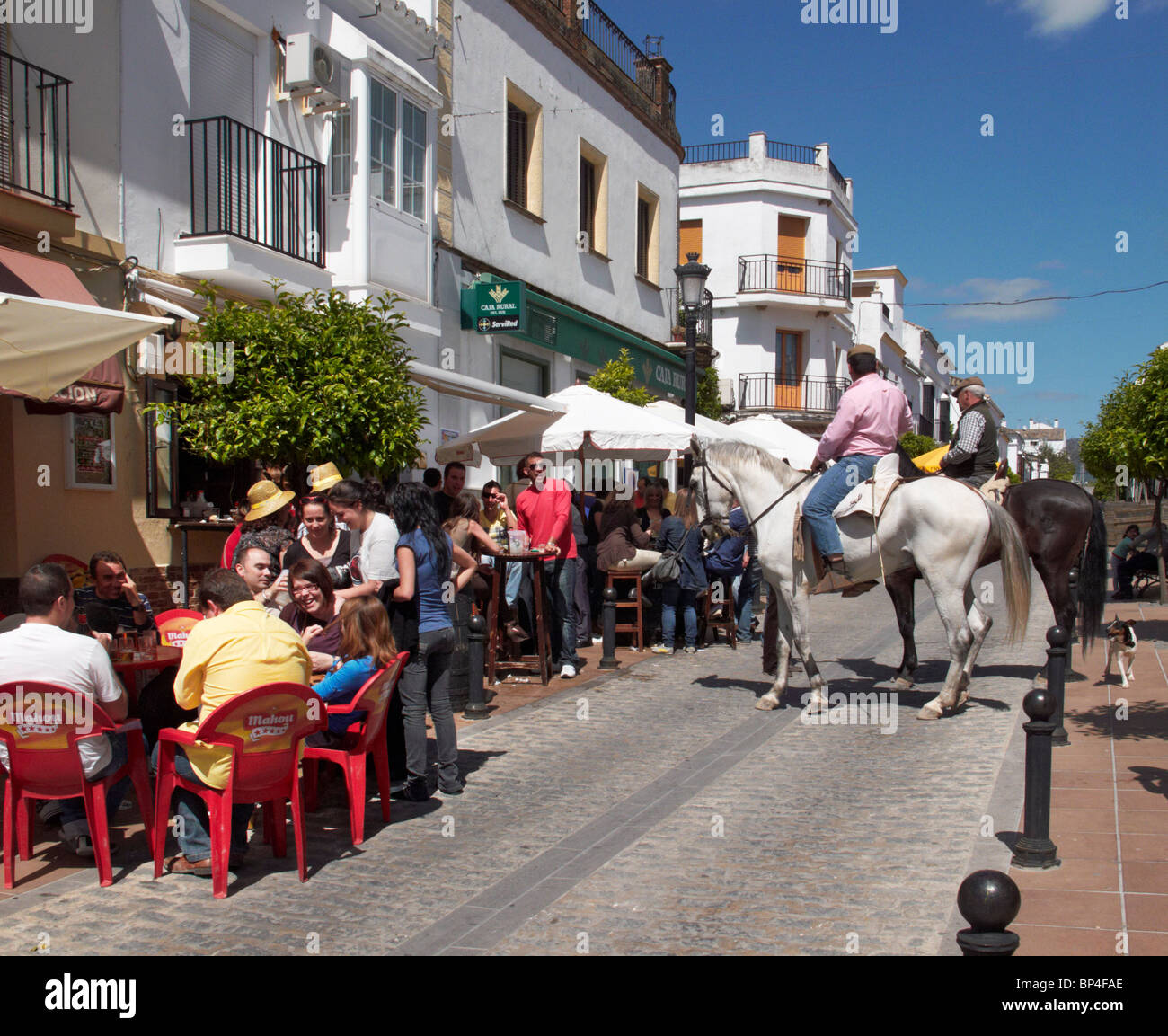 Des hommes à cheval dans le village de Prado del Rey, La Sierra de Cadiz, Andalousie, espagne. Banque D'Images