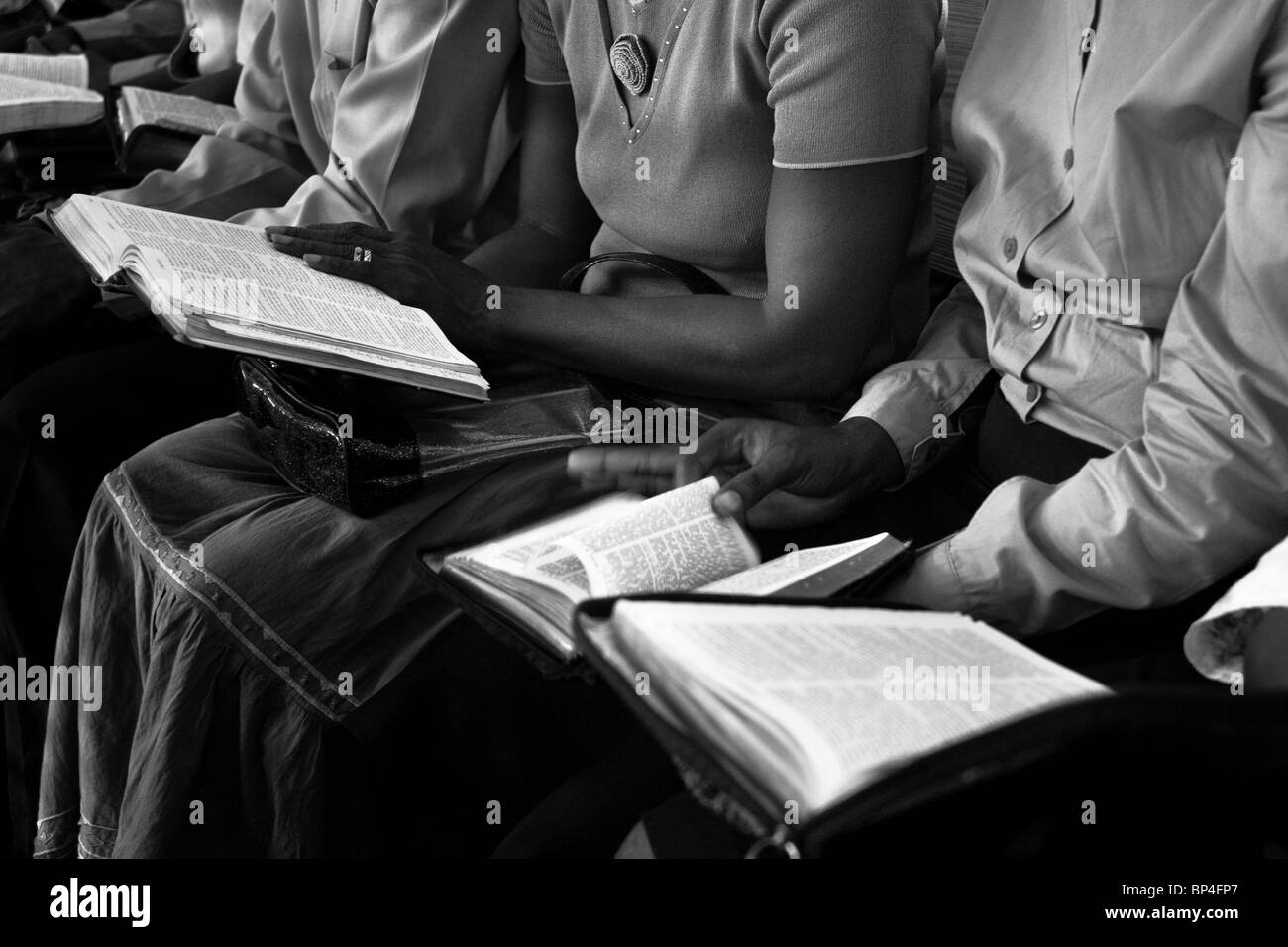 Lecture de personnes au cours de la bible de la religion sur la messe du dimanche à Delmas, Haïti. Banque D'Images
