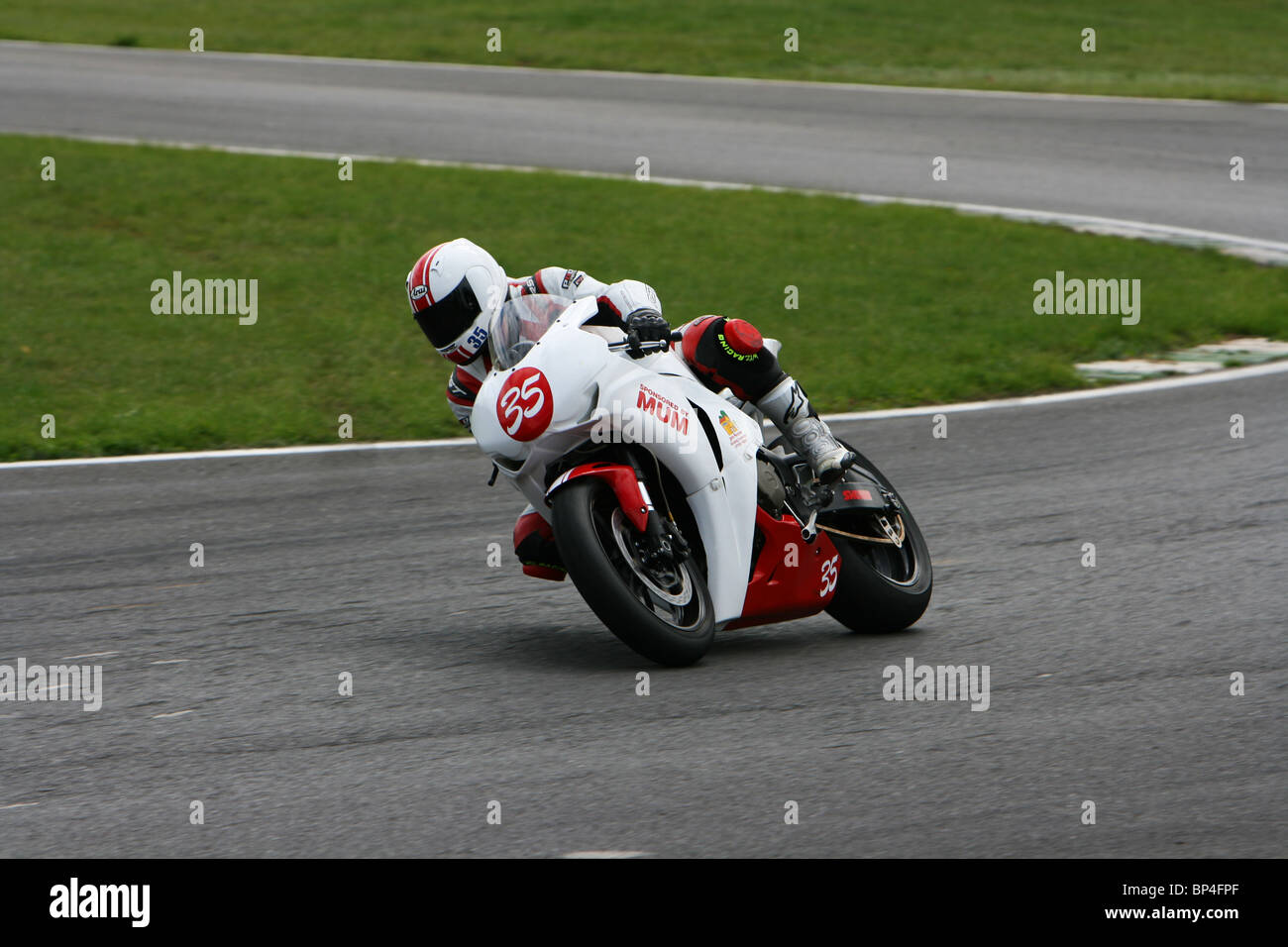 L'accélération de moto hors d'Edwina's Mallory Park Banque D'Images