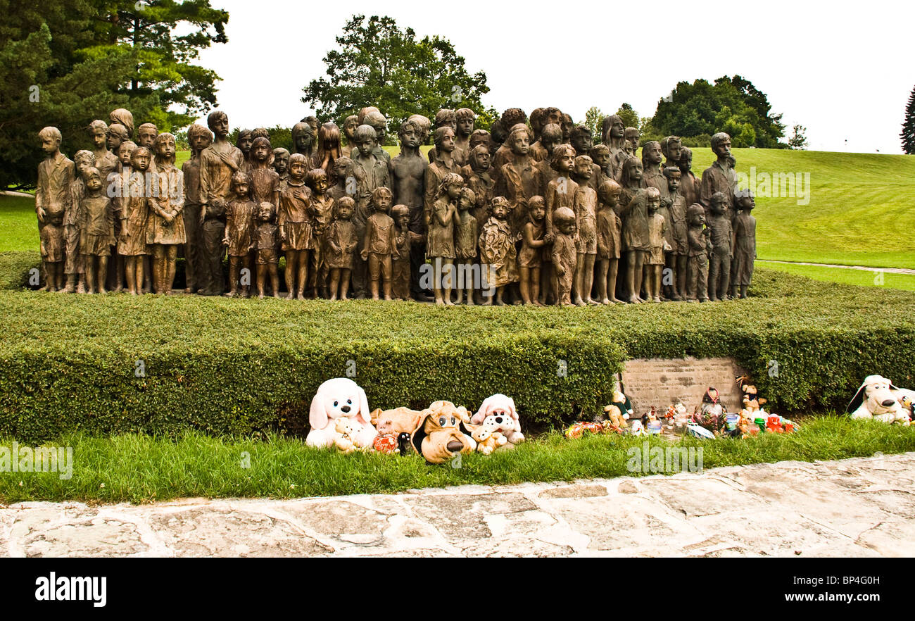 Des statues en bronze de 82 enfants massacrés PENDANT LA SECONDE GUERRE MONDIALE 11 à Lidice, près de Prague, République Tchèque Europe Banque D'Images