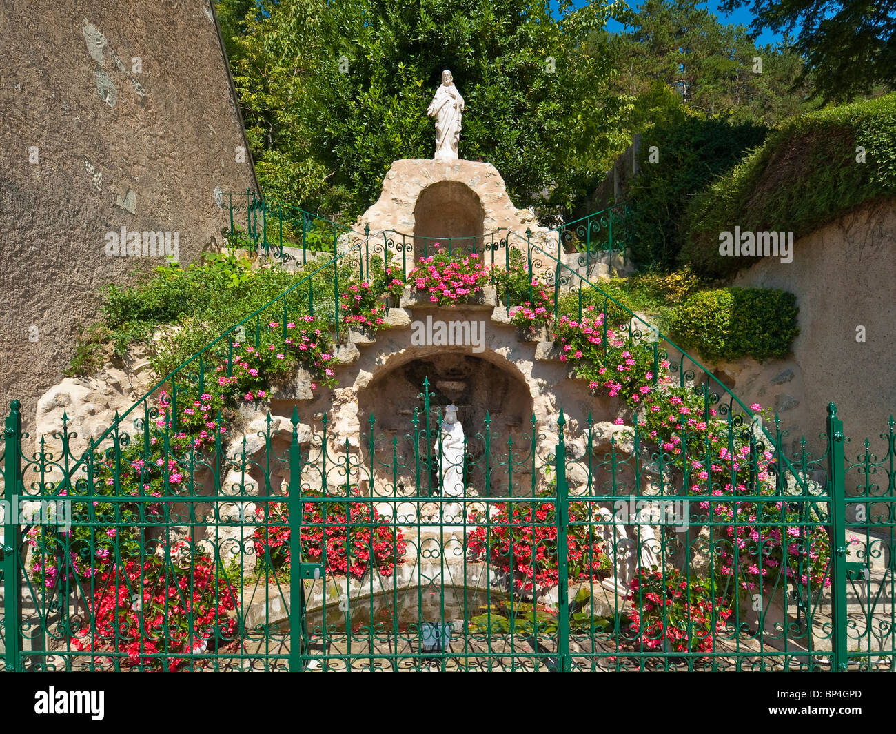 Statues religieuses de la Vierge Marie à l'eau - source village France. Banque D'Images