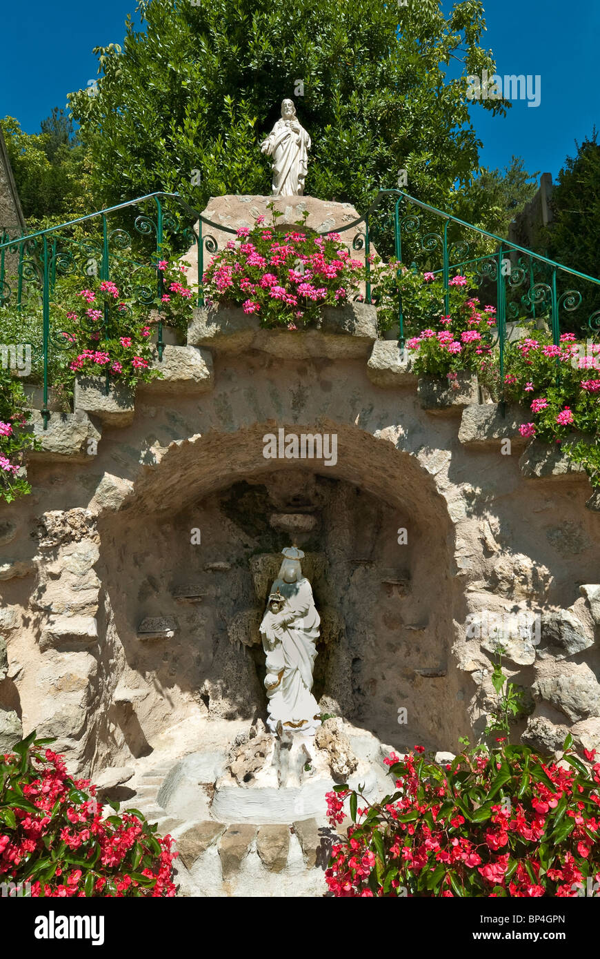 Statues religieuses de la Vierge Marie à l'eau - source village France. Banque D'Images