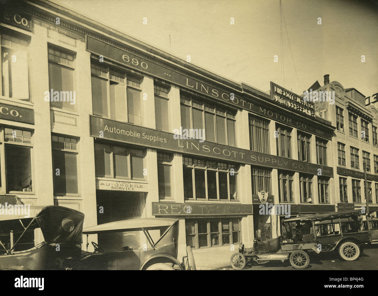 Octobre 1920 photo de l'extérieur de la Linscott Motor Company, 690 Beacon Street, Boston, Massachusetts. Banque D'Images
