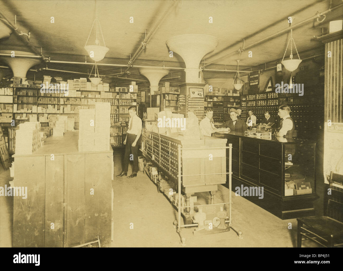 1920 photo de la salle d'approvisionnement et du magasin de détail de la Linscott Motor Company, 690 Beacon Street, Boston, Massachusetts. Banque D'Images