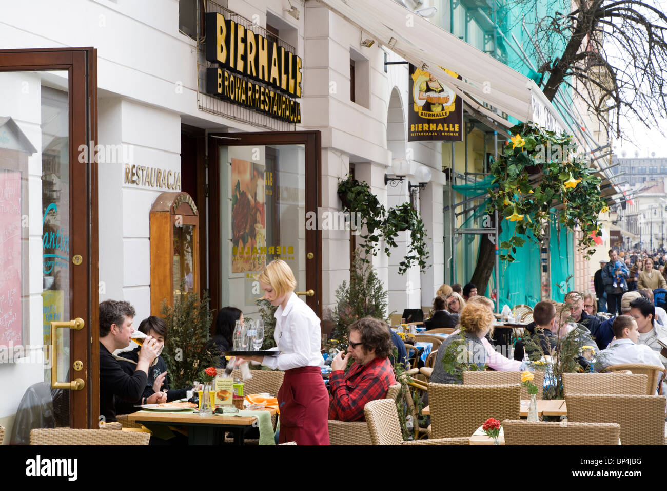 La rue Nowy Swiat, Varsovie Pologne. Il est plein de restaurants et cafés. Banque D'Images