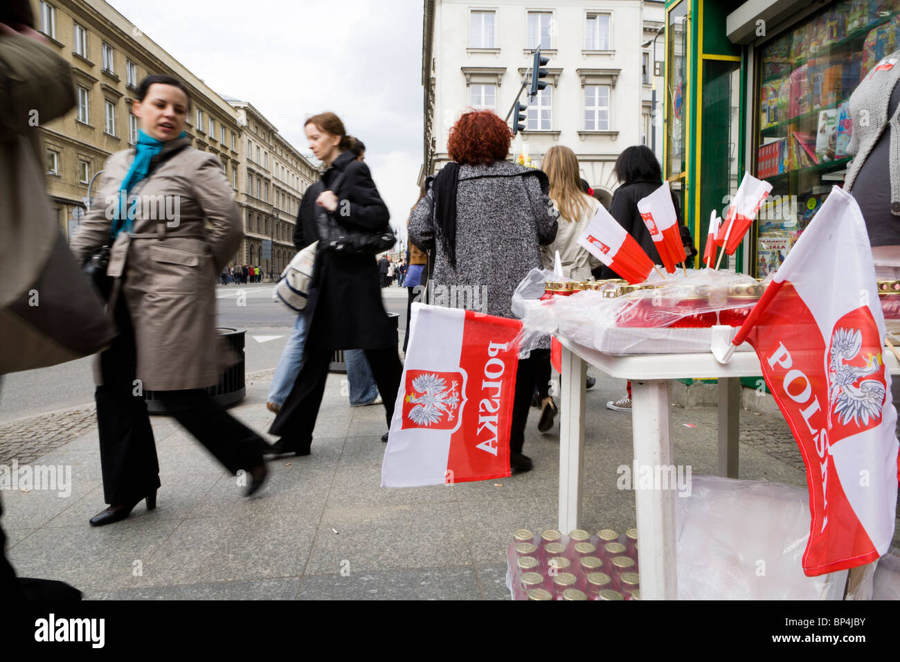 Pologne Varsovie : femme vendant des drapeaux et des bougies à la mémoire du président Lech Kaczynski et 95 autres... Banque D'Images