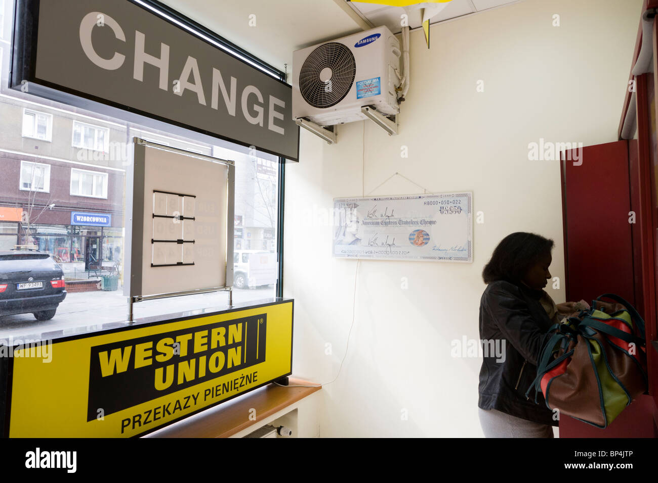 Femme à échanger de l'argent la monnaie locale, Varsovie Pologne. Banque D'Images