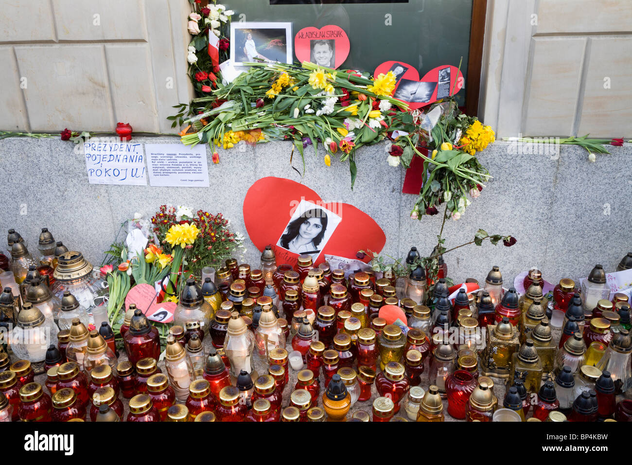 Varsovie Pologne : Des fleurs et des bougies par le palais présidentiel à la mémoire du président Lech Kaczynski et 95 autres... Banque D'Images