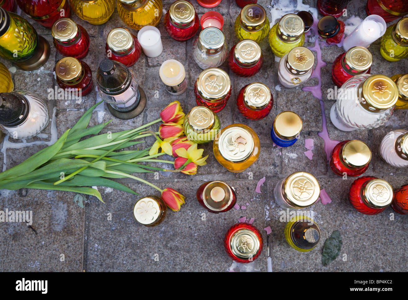 Varsovie Pologne : Des fleurs et des bougies par le palais présidentiel à la mémoire du président Lech Kaczynski et 95 autres... Banque D'Images