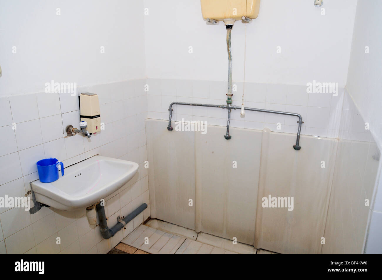 L'urinoir et lavabo commun Photo Stock - Alamy