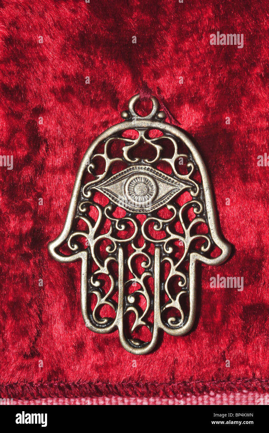 Argent décoré sur fond de velours rouge Hamsa Banque D'Images