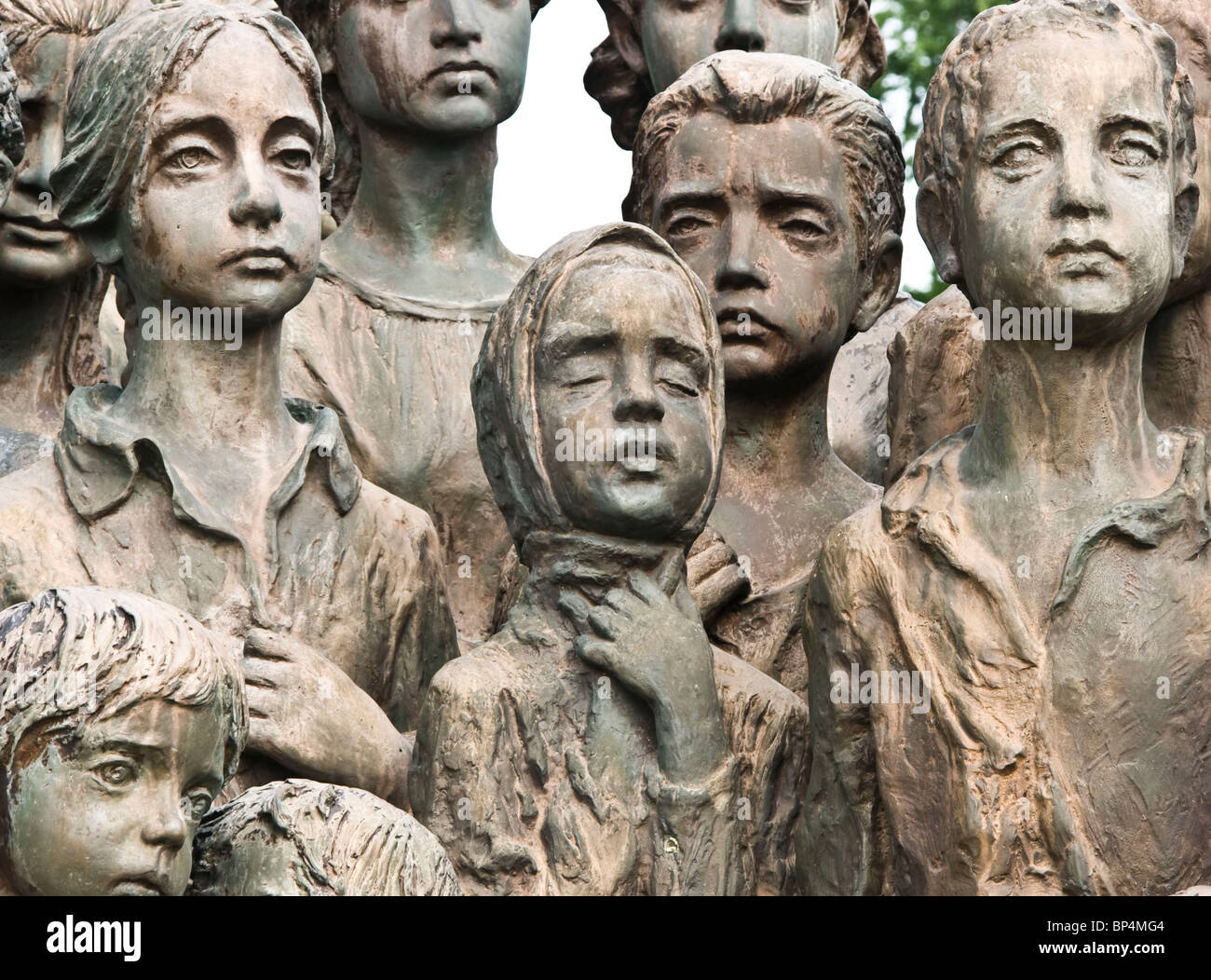 Détail de statues de bronze de 82 enfants massacrés dans la seconde guerre mondiale à Lidice, près de Prague, République Tchèque Europe Banque D'Images