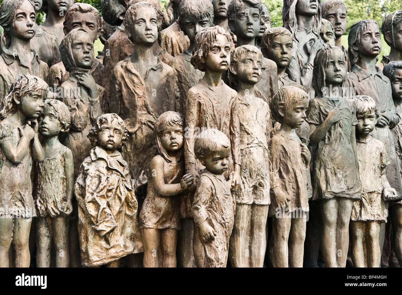 Certaines des statues de bronze de 82 enfants massacrés dans la seconde guerre mondiale à Lidice, près de Prague, République Tchèque Europe Banque D'Images