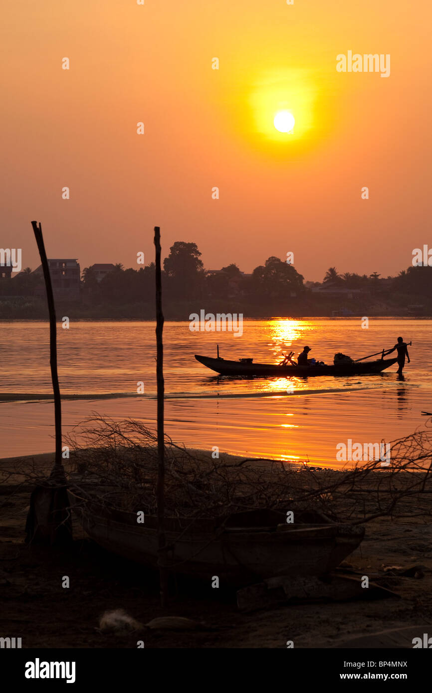 Silhouette d'un bateau de pêche sur le Mékong au coucher du soleil - Province de Kandal, Cambodge Banque D'Images
