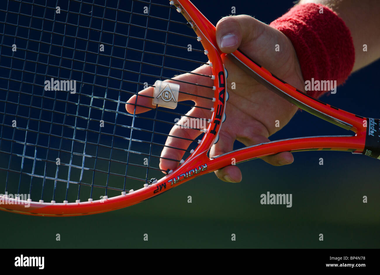Raquette de tennis et part, en vue de recevoir servir. Banque D'Images