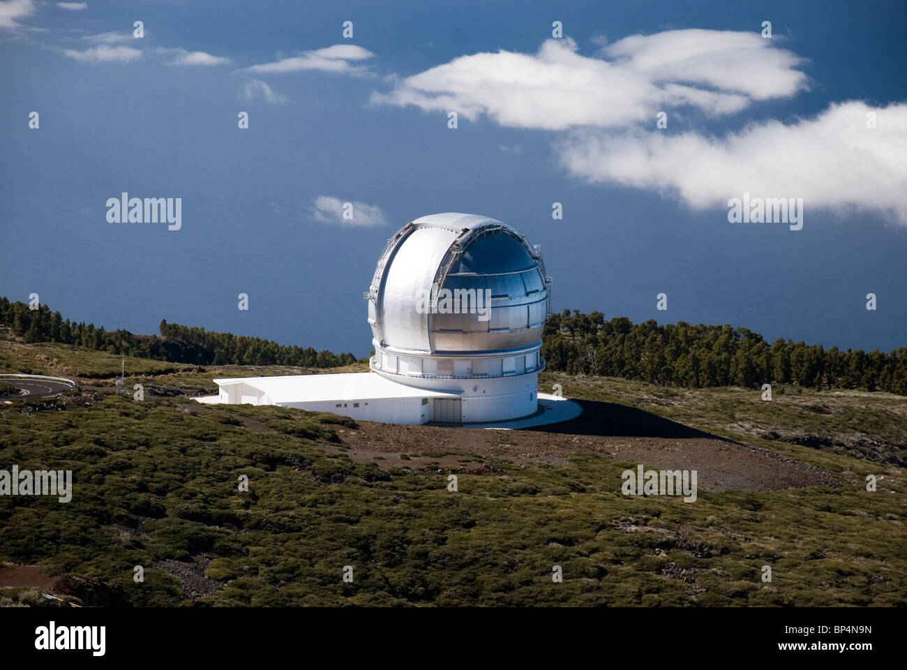 Gran Telescopio Canrias ou GranteCan (GTC) avec les nuages au-dessous de la mer faisant apparaître comme le ciel Banque D'Images