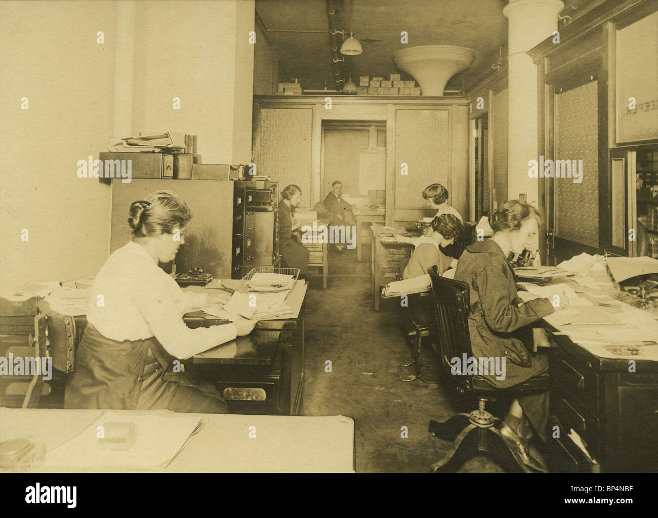 1920 photo de travailleurs de bureau à la Linscott Motor Company, 690 Beacon Street, Boston, Massachusetts. Banque D'Images