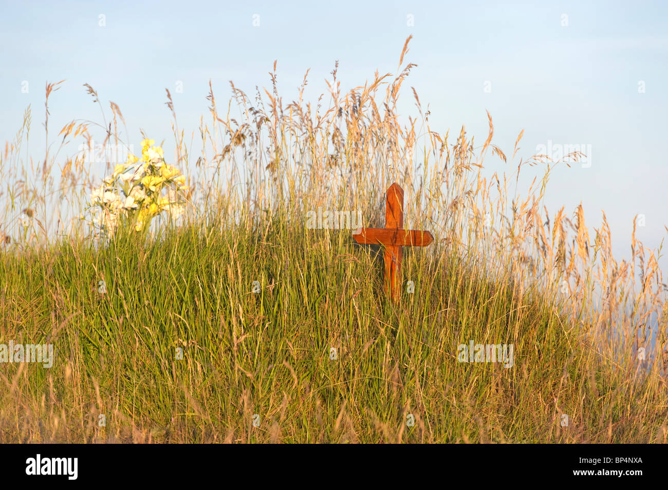 La croix en bois dans l'herbe pour ceux qui se sont suicidés en sautant des falaises de Beachy Head. Banque D'Images