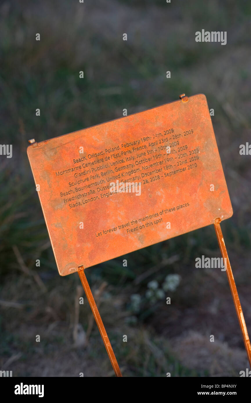 Plaque commémorative et d'un comprimé à ceux qui se sont suicidés en sautant des falaises de Beachy Head. Banque D'Images