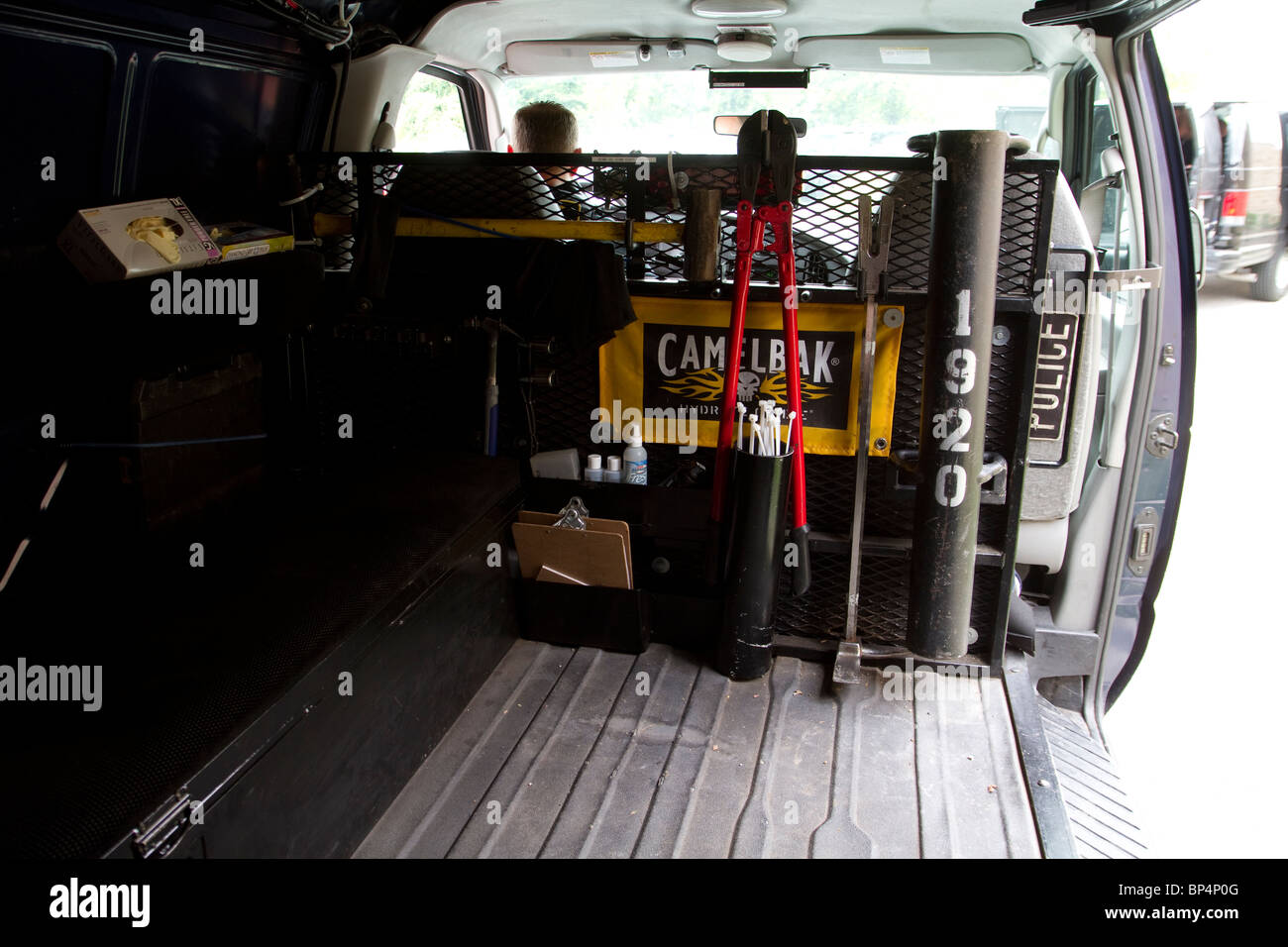 À l'intérieur de swat police van. Outils d'entrée. Bélier, coupe-boulons, flexicuffs etc. l'unité des stupéfiants de la rue. Kansas City, MO, PD. Banque D'Images