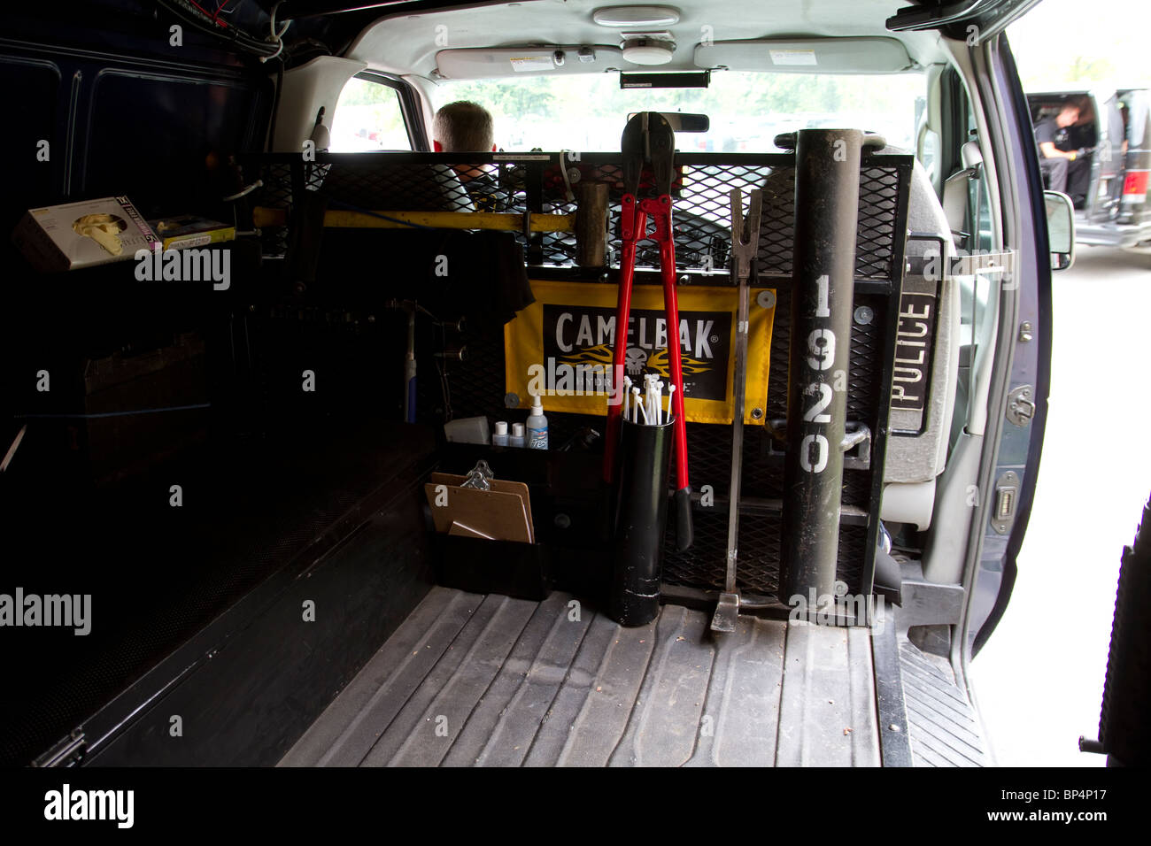 À l'intérieur de swat police van. Outils d'entrée. Bélier, coupe-boulons, flexicuffs etc. l'unité des stupéfiants de la rue. Kansas City, MO, PD. Banque D'Images