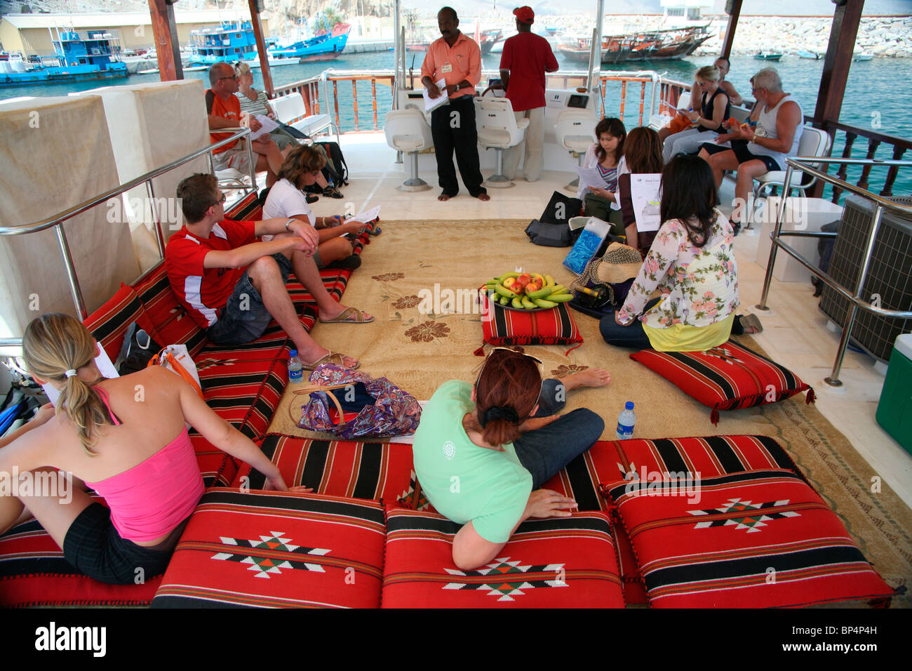 Les touristes sur un dhow croisière dans la péninsule de Musandam Oman Banque D'Images