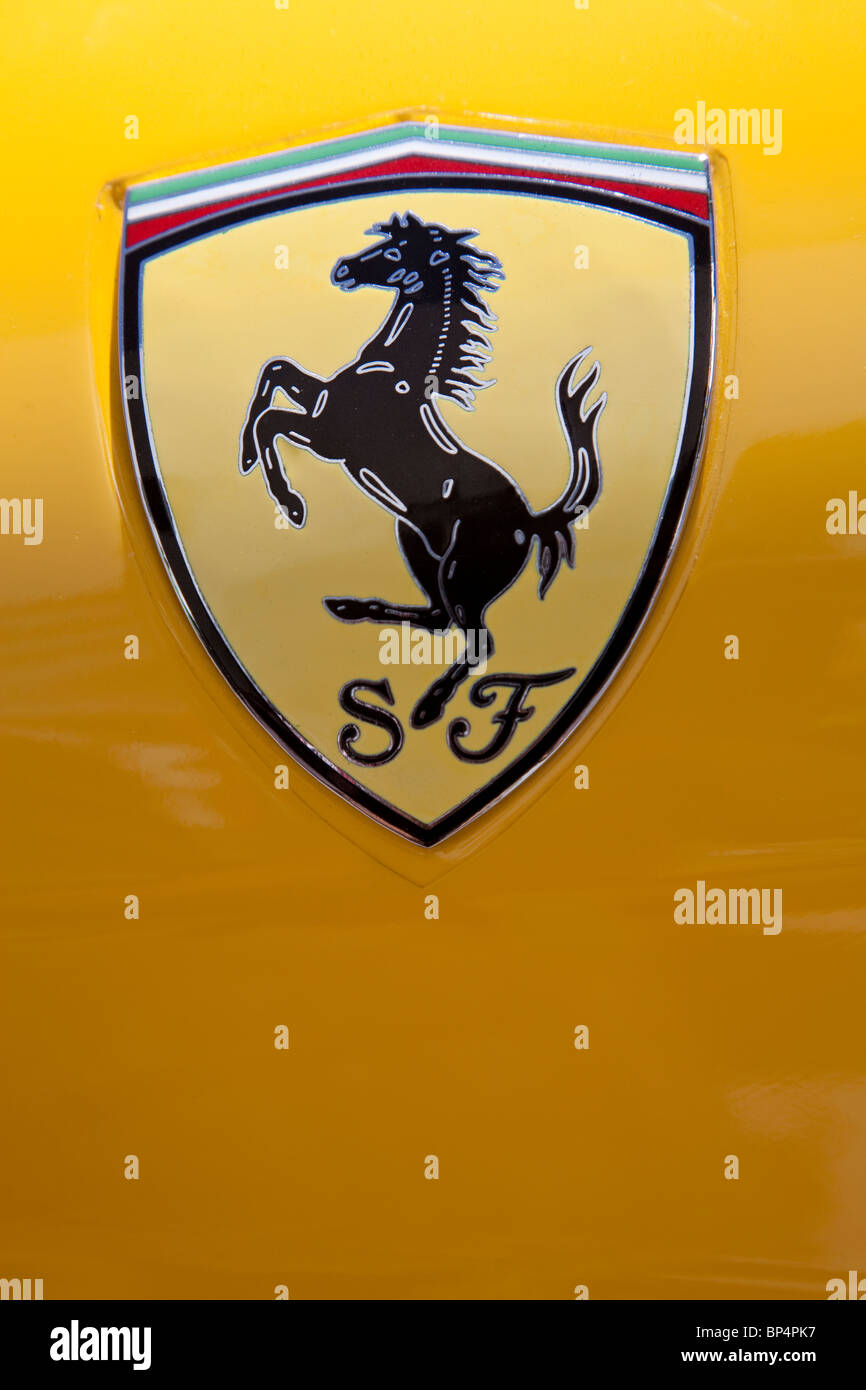 Logo ferrari sur aile de voiture. Banque D'Images