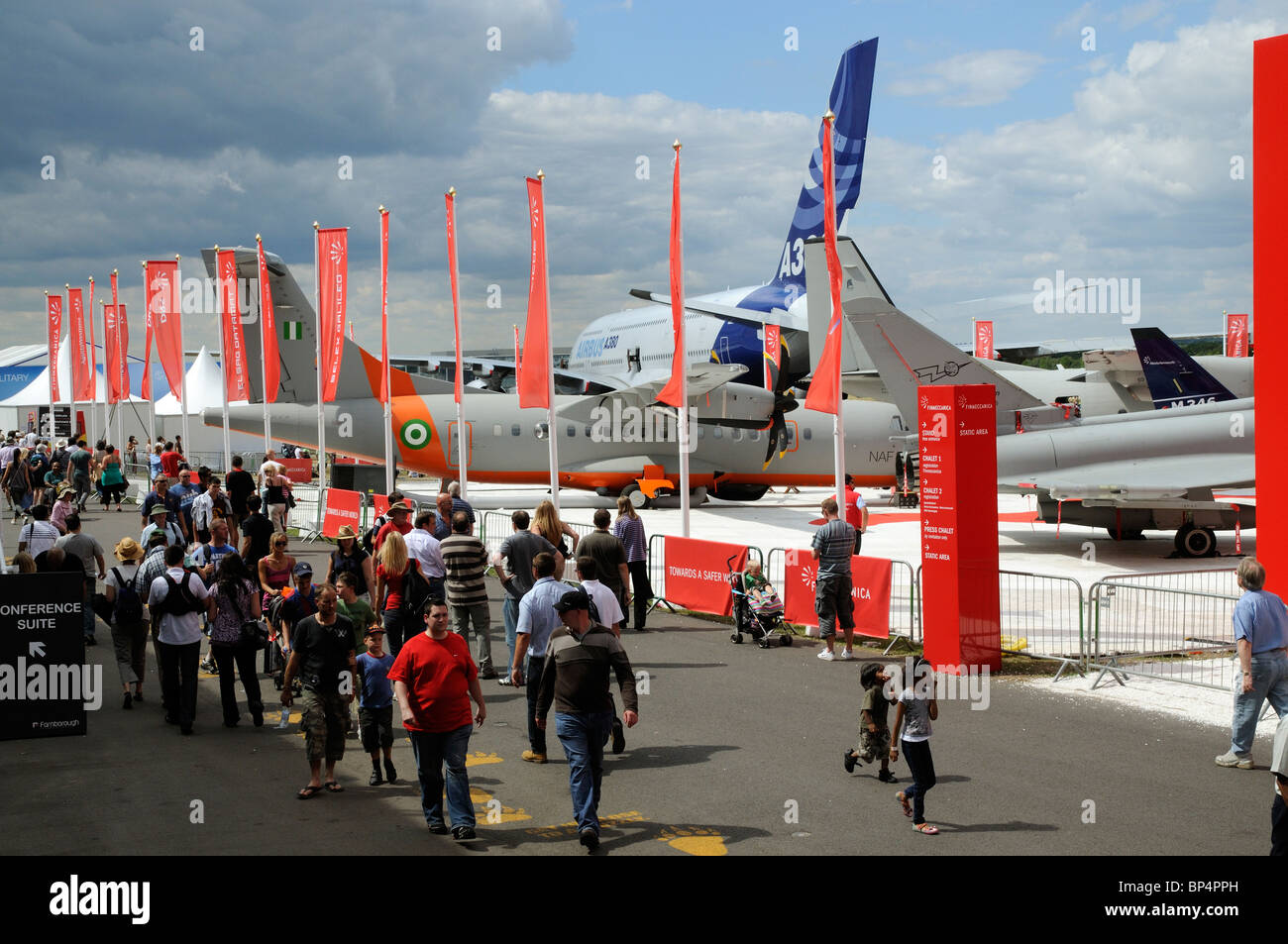 Farnborough Air Show 2010 spectateurs visiter la zone d'exposition Banque D'Images