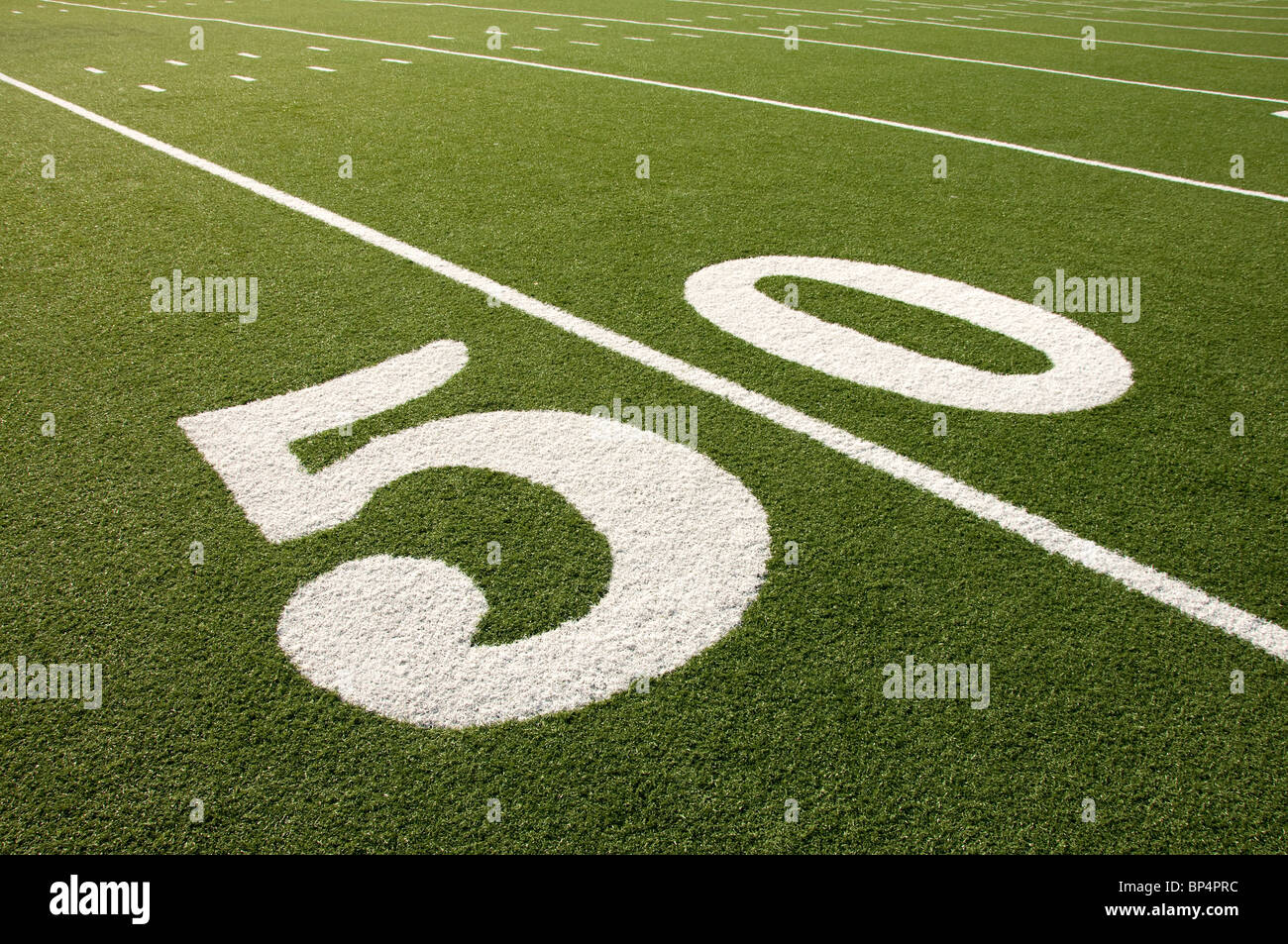 Gros plan du 50 cour ligne sur terrain de football américain. Banque D'Images