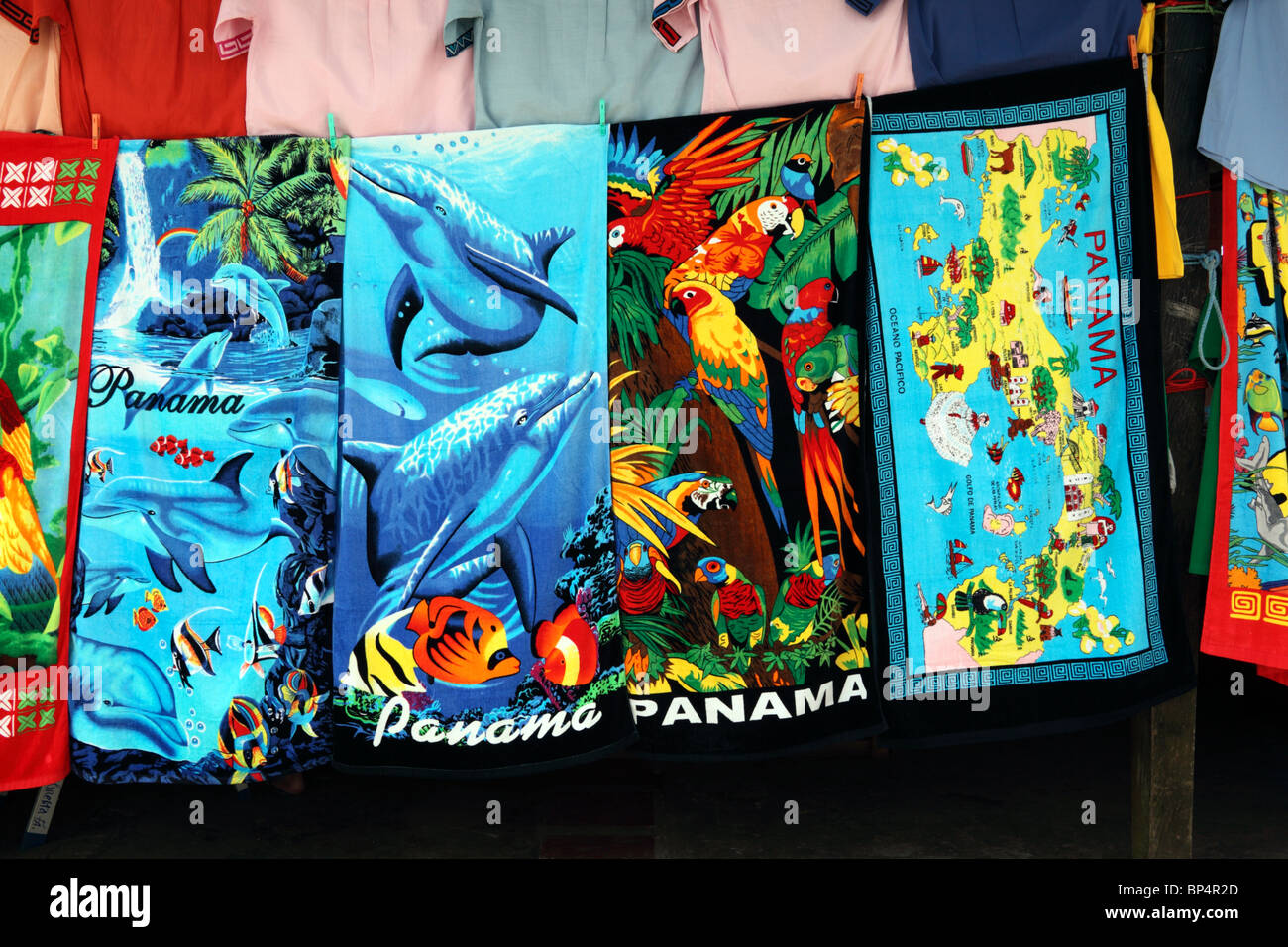 Serviettes de plage colorées à vendre sur le marché, Portobelo, province de Colón, Panama Banque D'Images
