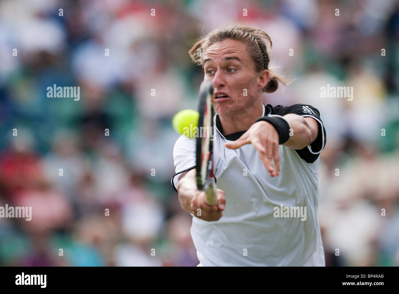 Alexandr Dolgopolov de l'Ukraine en action contre Michael Llodra de France. Banque D'Images