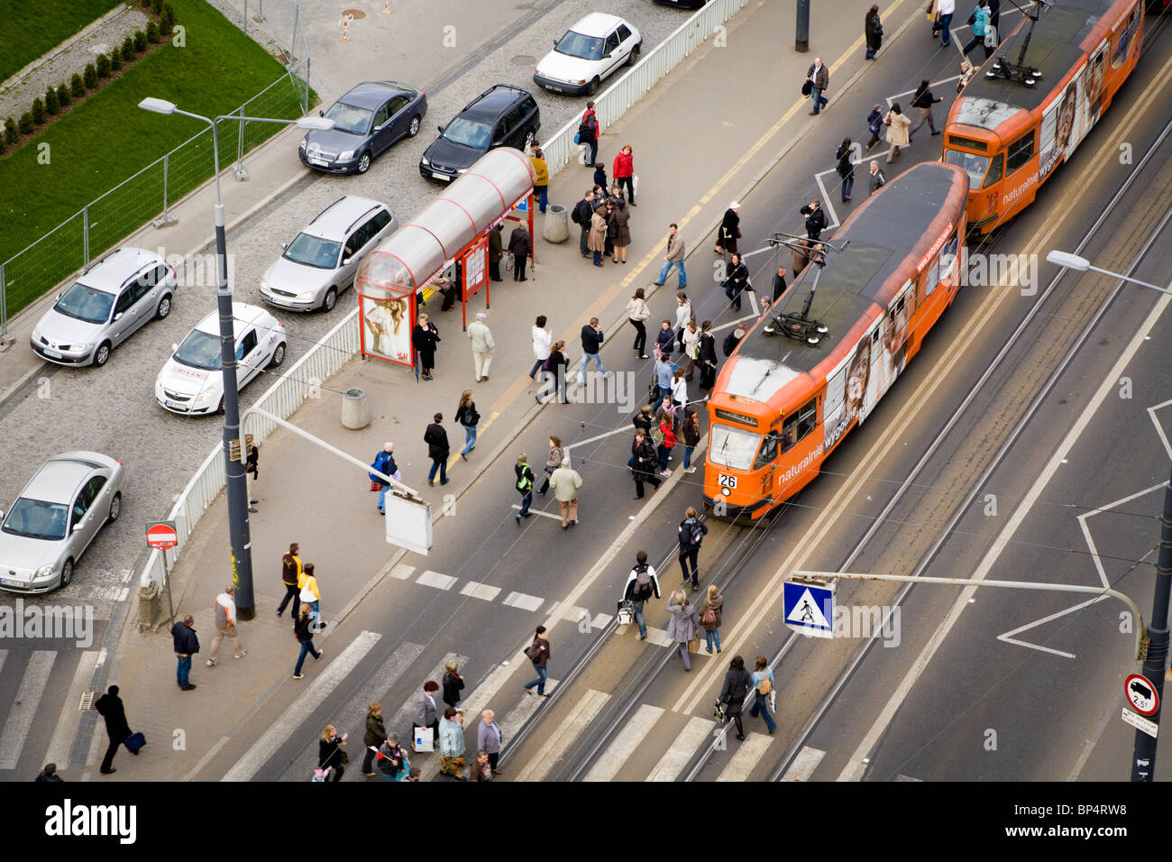 Les voitures, les tramways et les gens sur la solidarité Avenue (Aleja Solidarnosci), l'une des artères principales de Varsovie Pologne Banque D'Images