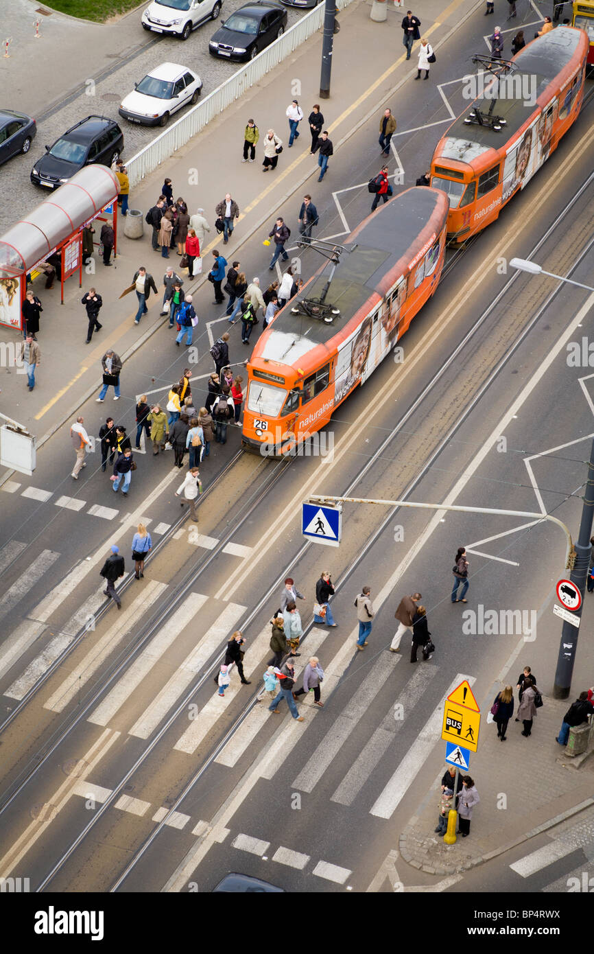 Les voitures, les tramways et les gens sur la solidarité Avenue (Aleja Solidarnosci), l'une des artères principales de Varsovie Pologne Banque D'Images